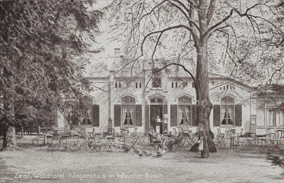 130768 Gezicht op het hotel Het Jagershuis met voorgelegen terras (Woudenbergseweg 15) te Zeist.